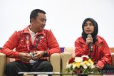     Menpora Imam Nahrawi (kiri) mendampingi atlet Judo Indonesia Miftahul Jannah (kanan) memberi keterangan pers mengenai didiskualifikasinya ia pada pertandingan kelas 52 kg Blind Judo Asian Para Games 2018 di GBK Arena, Jakarta, Selasa (9/10/2018). Pemerintah mengapresiasi keputusan Miftahul Jannah yang mempertahankan prinsip dan memilih mundur dari Asian Para Games 2018 karena larangan penggunaan jilbab, serta akan mengusulkan agar Federasi Judo Internasional (IJF) mengubah aturan tersebut dan melonggarkan larangan penggunaan tutup kepala dengan jilbab yang dimodifikasi khusus untuk para atlet muslimah. ANTARA FOTO/Dhemas Reviyanto/foc.