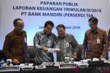 Wakil Direktur Utama Bank Mandiri Sulaiman Arif Arianto (kedua kanan) berbincang dengan (dari kiri ke kanan) Direktur Retail Banking Donsuwan Simatupang, Direktur Bisnis Kecil dan Jaringan Hery Gunardi dan Direktur Keuangan Panji Irawan seusai menyampaikan paparan kinerja Bank Mandiri di Jakarta, Rabu (17/10/2018). PT Bank Mandiri (Persero) Tbk. pada triwulan III-2018 mencetak pertumbuhan kredit sebesar 13,8 persen menjadi Rp781,1 triliun serta berhasil menaikan laba bersih 20 persen menjadi Rp18,1 triliun. ANTARA FOTO/Hafidz Mubarak A/foc.