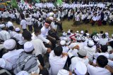 Ribuan santri mengikuti kirab santri di Singaparna, Kabupaten Tasikmalaya, Jawa Barat, Sabtu (20/10/2018). Kirab santri tersebut dalam rangka memperingati Hari Santri Nasional ke-4 yang diikuti 700 pondok pesantren se-Kabupaten Tasikmalaya. ANTARA JABAR/Adeng Bustomi/agr.