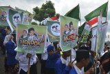 Ribuan santri mengikuti kirab santri di Singaparna, Kabupaten Tasikmalaya, Jawa Barat, Sabtu (20/10/2018). Kirab santri tersebut dalam rangka memperingati Hari Santri Nasional ke-4 yang diikuti 700 pondok pesantren se-Kabupaten Tasikmalaya. ANTARA JABAR/Adeng Bustomi/agr.