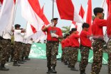 Sejumlah anggota Bantuan Serbaguna (Banser) Ansor membawa bendera saat Kirab Satu Negeri di Kediri, Jawa Timur, Sabtu (13/10). Kirab dengan membawa 17 bendera merah putih tersebut dimulai dari Rote Nusa Tenggara Timur dan akan berakhir pada 28 Oktober di Yogyakarta guna meneguhkan komitmen terhadap Negara Kesatuan Republik Indonesia (NKRI). Antara Jatim/Prasetia Fauzani/mas/18