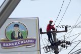 Pekerja PLN melakukan perbaikan jaringan listrik di Bogor, Jawa Barat, Kamis (18/10/2018). PT PLN (Persero) mengatakan sejak Januari sampai September 2018 konsumsi listrik PLN sudah mencapai 171,6 terawatt hours (TWh) hal Ini meningkat 4,8 persen dibandingkan periode yang sama tahun lalu sebesar 163,58 twh. ANTARA JABAR/Yulius Satria Wijaya/agr.