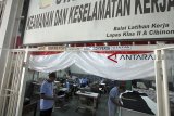 Warga binaan membuat baju di konveksi Lapas Kelas IIA Cibinong, Bogor, Jawa Barat, Senin (1/10). Selain untuk memenuhi kebutuhan pengadaan kaos warga binaan, hasil konveksi juga dipasarkan ke sejumlah Lapas di wilayah Jabodetabek. ANTARA JABAR/Yulius Satria Wijaya/agr/18.