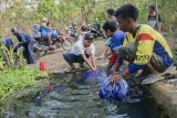 Sejumlah warga mandi dan mengambil air dari sumber mata air di tengah hutan desa Sidamulya, Kabupaten Sukabumi, Jawa Barat, Senin (8/10). Musim kemarau yang terjadi sejak bulan april lalu membuat warga setempat harus menempuh jarak sepanjang 3 km ke sumber mata air untuk mendapatkan air bersih. ANTARA JABAR/Nurul Ramadhan/18