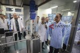 Menteri Riset, Teknologi dan Pendidikan Tinggi Mohamad Nasir meninjau laboratorium teknik reaksi kimia saat kunjungan kerja di ITB, Bandung, Jawa Barat, Kamis (11/10). Dalam kunjungan kerja tersebut, Mohamad Nasir meresmikan Industri Katalis Pendidikan pada Program Studi Teknik Kimia, Fakultas Teknik Industri ITB terkait dengan program penguatan inovasi yang diperoleh TRK ITB sejak tahun 2017. ANTARA JABAR/Raisan Al Farisi/agr/18