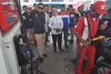 Menteri ESDM Ignasius Jonan (kiri) bersama Dirut Pertamina Nicke Widyawati (kedua kiri) meninjau pengisian bahan bakar minyak (BBM) pada salah satu SPBU saat kunjungan kerja di Palu, Sulawesi Tengah, Jumat (19/10/2018). Kunjungan itu diantaranya untuk memastikan kelancaran distribusi serta ketersedian BBM dan maupun listrik pascagempa dan tsunami yang melanda daerah tersebut. ANTARA FOTO/Mohamad Hamzah/hp.