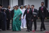  Menteri Pertahanan Ryamizard Ryacudu (ketiga kanan) berjalan bersama Menteri Pertahanan India Smt Nirmala Sitharaman (keempat kiri) sebelum melakukan pertemuan di Kementerian Pertahanan, Jakarta, Selasa (23/10/2018). Petemuan kedua menteri tersebut membahas bidang pertahanan dan keamanan. ANTARA FOTO/Aprillio Akbar/foc.