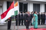     Menteri Pertahanan Ryamizard Ryacudu (kiri) bersama Menteri Pertahanan India Smt Nirmala Sitharaman mengikuti upacara sebelum melakukan pertemuan di Kementerian Pertahanan, Jakarta, Selasa (23/10/2018). Petemuan kedua menteri tersebut membahas bidang pertahanan dan keamanan. ANTARA FOTO/Aprillio Akbar/foc.