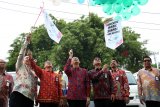 Gubernur Kalbar Sutarmidji (keempat kanan) didampingi Direktur Pengawasan Otoritas Jasa Keuangan (OJK) Regional Kalimantan Mohamad Nurdin Subandi (ketiga kanan), Kepala OJK Kalbar Mochamad Riezky F Purnomo (kedua kanan), Komisaris Utama Bank Kalbar Sudirman HMY (ketiga kiri) dan Direktur Utama Bank Kalbar Samsir Ismail (kanan) melepaskan ratusan balon saat launching Mobil SimPel (Simpanan Pelajar) Bank Kalbar di Pontianak, Selasa (2/10). Bank Kalbar meluncurkan sepuluh mobil SimPel yang akan beroperasi di sekolah-sekolah, guna mengedukasi pelajar tentang manfaat menabung serta mengunakan produk jasa keuangan.? ANTARA FOTO/Jessica Helena Wuysang/18