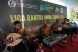 Grup musik gambus El Munawwarah membawakan lagu islami saat pembukaan Liga Santri Jawa Timur 2018 di Surabaya, Jawa Timur, Sabtu (27/10/2018). Liga Santri 2018 yang diikuti 20 tim futsal dari berbagai pesantren di Jawa Timur tersebut dalam rangka menuju Indonesia Sharia Economic Festival (ISEF) 2018 sekaligus memeriahkan Hari Santri Nasional. Antara Jatim/Moch Asim/ZK.