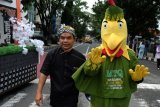 Peserta mengikuti Pawai Taaruf Musabaqah Tilawatil Quran (MTQ) Nasional XXVII, di Medan, Sumatera Utara, Sabtu (6/10). Pawai taaruf yang diikuti peserta dari berbagai provinsi tersebut merupakan rangkaian kegiatan MTQ Nasional XXVII yang berlangsung 4-13 Oktober 2018 di Medan dan Deli Serdang, Sumut. ANTARA FOTO/Irsan Mulyadi/aww/18.