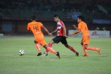 Pesepak bola Madura United (MU) Milad Mansoor (tengah) berusaha melewati dua pesepak bola Persija Jakarta A Lestaluhu (kiri) dan Novri S (kanan) dalam kompetisi Liga 1, di Stadion Gelora Ratu Pamelingan (SGRP) Pamekasan, Jatim, Minggu (14/10). MU kalah dengan skor 0-1. Antara Jatim/Saiful Bahri/mas/18 