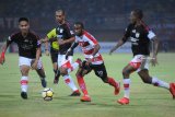 Pesepak bola Madura United (MU) Zahrahan K (kedua kanan) berusaha melewati pesepak bola Persipura Yustinus Pae (kiri) dan Rikardo Salampessy (kedua kiri) serta M. Tahir (kiri) dalam kompetisi Liga 1, di Stadion Gelora Ratu Pamelingan (SGRP) Pamekasan, Jawa Timur, Sabtu (20/10/2018). Persipura menahan imbang MU dengan skor 2-2. Antara Jatim/Saiful Bahri/ZK.