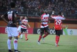 Pesepak bola Madura United (MU) Mamadou Samassa (kedua kanan) melakukan selebrasi usai mencetak gol ke gawang Persipura dalam kompetisi Liga 1, di Stadion Gelora Ratu Pamelingan (SGRP) Pamekasan, Jawa Timur, Sabtu (20/10/2018). Persipura menahan imbang MU dengan skor 2-2. Antara Jatim/Saiful Bahri/ZK.