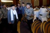 Calon Wakil Presiden nomor urut 01 Ma'ruf Amin (kedua kiri) ketika tiba dalam silaturahmi dan kosnolidasi dengan Alim Ulama se-Jawa Timur di Surabaya, Jawa Timur, Minggu (7/10). Silaturahmi yang juga konsolidasi tersebut diikuti sekitar 120 orang alim ulama se-Jawa Timur dengan Calon Wakil Presiden yang merupakan pasangan dari Calon Presiden Joko Widodo. Antara Jatim/M Risyal Hidayat/mas/18.