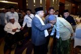 Calon Wakil Presiden nomor urut 01 Ma'ruf Amin (tengah) menyalami ulama dalam silaturahmi dan kosnolidasi dengan Alim Ulama se-Jawa Timur di Surabaya, Jawa Timur, Minggu (7/10). Silaturahmi yang juga konsolidasi tersebut diikuti sekitar 120 orang alim ulama se-Jawa Timur dengan Calon Wakil Presiden yang merupakan pasangan dari Calon Presiden Joko Widodo. Antara Jatim/M Risyal Hidayat/mas/18.