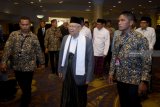 Calon Wakil Presiden nomor urut 01 Ma'ruf Amin (tengah) ketika tiba dalam silaturahmi dan kosnolidasi dengan Alim Ulama se-Jawa Timur di Surabaya, Jawa Timur, Minggu (7/10). Silaturahmi yang juga konsolidasi tersebut diikuti sekitar 120 orang alim ulama se-Jawa Timur dengan Calon Wakil Presiden yang merupakan pasangan dari Calon Presiden Joko Widodo. Antara Jatim/M Risyal Hidayat/mas/18.