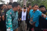 Calon Wakil Presiden nomor urut 01 Ma'ruf Amin menghadiri Apel Upacara Hari Santri Nasional di Lapangan Dadaha, Kota Tasikmalaya, Jawa Barat, Senin (22/10/2018). Pemerintah berharap hari santri tersebut bisa dijadikan momen untuk memperkuat kedudukan para santri secara organisatoris, setelah menjadi garda terdepan di kehidupan masyarakat dalam berbangsa dan bernegara. ANTARA FOTO/Adeng Bustomi/foc.