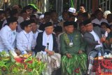     Calon Wakil Presiden nomor urut 01 Ma'ruf Amin (tengah) berswafoto dengan Ketua Umum PKB Muhaimin Iskandar atau Cak Imin (kedua kiri), Gubernur Jawa Barat Ridwan Kamil (kanan) dan Ketua Umum Pengurus Besar Nahdlatul Ulama (PBNU) Said Aqil Siroj (kedua kanan) saat menghadiri Apel Upacara Hari Santri Nasional di Lapangan Dadaha, Kota Tasikmalaya, Jawa Barat, Senin (22/10/2018). Pemerintah berharap hari santri tersebut bisa dijadikan momen untuk memperkuat kedudukan para santri secara organisatoris, setelah menjadi garda terdepan di kehidupan masyarakat dalam berbangsa dan bernegara. ANTARA FOTO/Adeng Bustomi/foc.