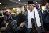 Cawapres nomor urut 01 Ma'ruf Amin (kanan) berjabat tangan dengan pelajar putri saat menghadiri Rapat Pimpinan Nasional (Rapimnas) Pimpinan Pusat Ikatan Pelajar Putri Nahdlatul Ulama (PP IPPNU) di Jakarta, Minggu (7/10/2018). Kegiatan tersebut dalam rangka memperingati hari santri dan sumpah pemuda. ANTARA FOTO/Aprillio Akbar/pras.