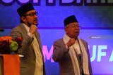 Calon Wakil Presiden nomor urut 01 Ma'ruf Amin (kanan) saat menghadiri kegiatan  Silaturahim dan Ngopi Bareng di Ballroom Hotel Harris, Malang, Jawa Timur, Senin (29/10/2018). Kegiatan tersebut dihadiri puluhan kyai muda pengasuh sejumlah komunitas santri di Jawa Timur. Antara Jatim/Ari Bowo Sucipto/ZK