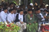 Calon Wakil Presiden nomor urut 01 Ma'ruf Amin (tengah) bersawafoto dengan Ketua Umum PKB Muhaimin Iskandar atau Cak Imin (kedua kiri), Gubernur Jawa Barat Ridwan Kamil (kanan) dan Ketua Umum Pengurus Besar Nahdlatul 'Ulama (PBNU) Said Aqil Siroj (kedua kanan) saat menghadiri Apel Upacara Hari Santri Nasional di Lapangan Dadaha, Kota Tasikmalaya, Jawa Barat, Senin (22/10/2018). Pemerintah berharap hari santri tersebut bisa dijadikan momen untuk memperkuat kedudukan para santri secara organisatoris, setelah menjadi garda terdepan di kehidupan masyarakat dalam berbangsa dan bernegara. ANTARA JABAR/Adeng Bustomi/agr.
