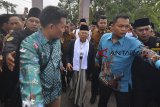 Calon Wakil Presiden nomor urut 01 Ma'ruf Amin menghadiri Apel Upacara Hari Santri Nasional di Lapangan Dadaha, Kota Tasikmalaya, Jawa Barat, Senin (22/10/2018). Pemerintah berharap hari santri tersebut bisa dijadikan momen untuk memperkuat kedudukan para santri secara organisatoris, setelah menjadi garda terdepan di kehidupan masyarakat dalam berbangsa dan bernegara. ANTARA JABAR/Adeng Bustomi/agr.
