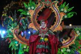 Model membawakan busana batik khas Pamekasan saat 'Madura Eksotik Carnival' di Pamekasan, Jawa Timur, Jumat (18/10/2018). Kegiatan yang rencananya akan diagendakan setiap tahun itu merupakan rangkaian dari hari jadi ke-488 Kabupaten Pamekasan. Antara Jatim/Saiful Bahri/zk.