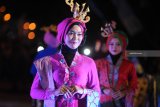 Model membawakan busana batik khas Pamekasan saat 'Madura Eksotik Carnival' di Pamekasan, Jawa Timur, Jumat (18/10/2018). Kegiatan yang rencananya akan diagendakan setiap tahun itu merupakan rangkaian dari hari jadi ke-488 Kabupaten Pamekasan. Antara Jatim/Saiful Bahri/zk.