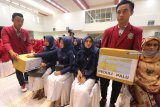 Mahasiswa menggalang dana Peduli Palu di Universitas Muhammadiyah Surabaya, Jawa Timur, Senin (1/10). Kegiatan itu untuk meringankan beban korban bencana gempa bumi dan tsunami di Palu dan Donggala. Antara Jatim/Didik Suhartono/mas/18.