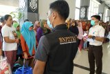 Sejumlah Pekerja Migran Indonesia (PMI) yang dideportasi Pemerintah Malaysia menjalani pendataan saat tiba di Pos Lintas Batas Negara (PLBN) Entikong, Kabupaten Sanggau, Kalbar, Kamis (25/10/2018). Terhitung dari Januari hingga Oktober 2018, Pemerintah Malaysia telah mendeportasi 1.904 PMI melalui PLBN Entikong Kalbar karena tidak memiliki passpor dan ijin kerja legal. ANTARA FOTO/Agus Alfian/jhw