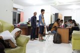 Sejumlah Pekerja Migran Indonesia (PMI) menjalani pendataan saat tiba di Dinas Sosial Provinsi Kalbar, Rabu (17/10/2018) malam. Berdasarkan pemeriksaan BP3TKI melalui P4TKI Entikong tercatat 95 PMI asal Jawa Timur, Aceh, Pulau Sumatra dan Kalbar dipulangkan Malaysia karena tidak memiliki ijin kerja dan paspor serta lari dari majikannya. ANTARA FOTO/Reza Novriandi/jhw
