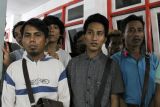 Sejumlah Pekerja Migran Indonesia (PMI) berbaris menjalani pendataan saat tiba di Dinas Sosial Provinsi Kalbar, Rabu (17/10/2018) malam. Berdasarkan pemeriksaan BP3TKI melalui P4TKI Entikong tercatat 95 PMI asal Jawa Timur, Aceh, Pulau Sumatra dan Kalbar dipulangkan Malaysia karena tidak memiliki ijin kerja dan paspor serta lari dari majikannya. ANTARA FOTO/Reza Novriandi/jhw