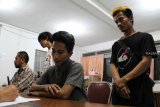 Sejumlah Pekerja Migran Indonesia (PMI) menjalani pendataan saat tiba di Dinas Sosial Provinsi Kalbar, Rabu (17/10/2018) malam. Berdasarkan pemeriksaan BP3TKI melalui P4TKI Entikong tercatat 95 PMI asal Jawa Timur, Aceh, Pulau Sumatra dan Kalbar dipulangkan Malaysia karena tidak memiliki ijin kerja dan paspor serta lari dari majikannya. ANTARA FOTO/Reza Novriandi/jhw