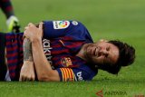  Pemain Barcelona Lionel Messi meringis kesakitan karena cidera saat pertandingan La Liga melawan Sevilla di Camp Nou, Barcelona, Sabtu (20/10/2018). ANTARA FOTO/REUTERS/Albert Gea?/pras.