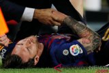    Pemain Barcelona Lionel Messi mendapat perawatan karena cidera saat pertandingan La Liga melawan Sevilla di Camp Nou, Barcelona, Sabtu (20/10/2018). ANTARA FOTO/REUTERS/Albert Gea?/pras.