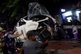 Petugas mengevakuasi mobil mini bus bernopol L 1928 JV usai tertabrak kereta api diperlintasan Ahmad Yani-Margorejo Surabaya, Jawa Timur, Jumat (5/10) malam. Menurut petugas, sebuah mini bus dan sebuah sepeda motor matic bernopol L 5101 NL tersebut menerebos palang pintu dan terseret sekitar tiga meter usai tertabrak kereta api Mutiara Timur yang melintas dengan empat korban luka berat. Antara Jatim/M Risyal Hidayat/mas/18