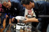 Rektor Institut Teknologi Sepuluh Nopember (ITS) Surabaya Joni Hermana (kiri) mengamati mobil prototype Spektronics akan melakukan uji coba disela-sela peluncurannya di ITS Surabaya, Jawa Timur, Kamis (18/10/2018). Mobil prototype ramah lingkungan berbahan bakar reaksi kimia tim riset ITS tersebut akan berlaga di America Institute of Chemical Engineers (AICHE) di Pittsburgh, Pennsylvania, Amerika Serikat pada 26-28 Oktober mendatang. Antara Jatim/M Risyal Hidayat/mas.