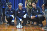 Rektor Institut Teknologi Sepuluh Nopember (ITS) Surabaya Joni Hermana (tengah) mengamati mobil prototype Spektronics melakukan uji coba disela-sela peluncurannya di ITS Surabaya, Jawa Timur, Kamis (18/10/2018). Mobil prototype ramah lingkungan berbahan bakar reaksi kimia tim riset ITS tersebut akan berlaga di America Institute of Chemical Engineers (AICHE) di Pittsburgh, Pennsylvania, Amerika Serikat pada 26-28 Oktober mendatang. Antara Jatim/M Risyal Hidayat/mas.