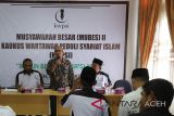 Koordinator Kaukus Wartawan Peduli Syariat Islam (KWPSI) Azhari (tengah) menyampaikan visi dan misi organisasi seusai terpilih pada musyawarah bersama (Mubes) II di Banda Aceh, Aceh, Sabtu (27/10). KWPSI merupakan organisasi didirikan sejumlah wartawan dari berbagai media untuk mengawal pelaksanaan Syariat Islam di Aceh dan terbentuk sebagai keprihatinan atas informasi miring seputar pelaksanaan hukum Syariah di Provinsi Aceh. (Antara Aceh/Irwansyah Putra/18)