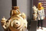 Pengunjung melihat koleksi patung keramik yang dipajang di Museum Pembelajaran Universitas Malang, Jawa Timur, Selasa (16/10/2018). Museum tersebut memajang ratusan alat peraga serta benda-benda edukasi yang digunakan dalam studi keilmuan dari berbagai bidang seperti  geografi, seni dan teknologi. Antara Jatim/Ari Bowo Sucipto/mas. 