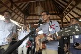 Calon wakil presiden nomor urut 02 Sandiaga Salahuddin Uno (tengah) menyapa generasi milenial saat acara 