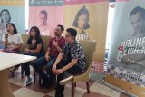 Nontong bareng film Aruna dan Lidahnya dengan para jurnalis Kalbar dan tiga pemeran utama film tersebut yakni Dian Sastrowardoto, Hannah Al Rashid dan Faris sementara Nicholas Saputra tidak hadir dalam nonton bareng di XXI Mega Mall Pontianak, tersebut. (Foto Antaranews Kalbar / Andilala) 