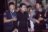 Wali Kota Pasuruan Setiyono (kedua kiri) bersiap untuk menjalani pemeriksaan seusai terjaring operasi tangkap tangan (OTT), di Gedung KPK, Jakarta, Jumat (5/10/2018). KPK melakukan operasi tangkap tangan terhadap Wali Kota Pasuruan Setiyono dengan mengamankan barang bukti uang senilai Rp120 juta yang diduga sebagai bagian dari komitmen 