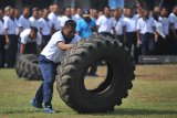 Sejumlah prajurit TNI AL adu kecepatan dalam membalik ban dalam olahraga bersama Komando Pembinaan Doktrin, Pendidikan dan Latihan TNI Angkatan Laut (Kodiklatal) Bumimoro Surabaya, Jawa Timur, Jumat (12/10). Antara Jatim/M Risyal Hidayat/mas/18.