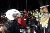 Petugas memeriksa kelengkapan surat-surat kendaraan dan SIM pengendara motor saat berlangsungnya Razia bersandi Operasi Zebra Semeru 2018 di salah satu jalan protokol di Kota Blitar, Jawa Timur, Rabu (31/10/2018). Operasi yang dilaksanakan serentak se-Jatim hingga 12 November mendatang tersebut menitik beratkan sasaran pada 7 pelanggaran kasat mata, diantaranya penggunaan helm bagi pengendara roda dua, melebihi batas kecepatan (Over Speed), serta pengendara dibawah umur. Antara Jatim/Irfan Anshori/ZK