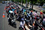 Pengendara motor terjaring saat Operasi Zebra Semeru 2018 di kawasan Gedung Olahraga Sidoarjo, Jawa Timur, Rabu (30/10/2018). Operasi Zebra Semeru 2018 yang digelar serentak se Indonesia tersebut bertujuan untuk pemeliharaan keamanan ketertiban masyarakat (harkamtibmas) yang mengedepankan kegiatan penegakan hukum disertai preventif secara selektif prioritas. Antara Jatim/Umarul Faruq/zk