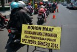 Pengendara motor terjaring saat Operasi Zebra Semeru 2018 di kawasan Gedung Olahraga Sidoarjo, Jawa Timur, Rabu (30/10/2018). Operasi Zebra Semeru 2018 yang digelar serentak se Indonesia tersebut bertujuan untuk pemeliharaan keamanan ketertiban masyarakat (harkamtibmas) yang mengedepankan kegiatan penegakan hukum disertai preventif secara selektif prioritas. Antara Jatim/Umarul Faruq/zk