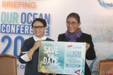 Menteri Luar Negeri Retno Marsudi (kiri) bersama Menteri Kelautan dan Perikanan Susi Pudjiastuti menunjukkan poster usai memberikan keterangan pers mengenai penyelenggaraan Our Ocean Conference (OOC) 2018 di Kantor Kementerian Kelautan dan Perikanan (KKP), Jakarta, Rabu (17/10/2018). Indonesia akan menjadi tuan rumah perhelatan akbar Our Ocean Conference (OOC) 2018 yang akan diselenggarakan di Bali pada tanggal 29-30 Oktober 2018. ANTARA FOTO/Reno Esnir/wsj.