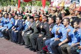 Sekteraris Daerah Aceh (Sekda), Dermawan ( tujuh kekanan) bersama pejabat pemerintah dan pelajar berbusana adat mengepalkan tangan seusai mengikuti upacara memperingati Hari Sumpah di Banda Aceh, Senin (29/10/2018). Peringatan Sumpah Pemuda ke-90 dengan tema 